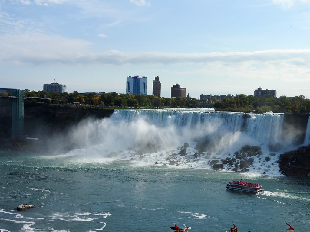 American Falls from the Ontario side. Photo by howderfamily.com; (CC BY-NC-SA 2.0)