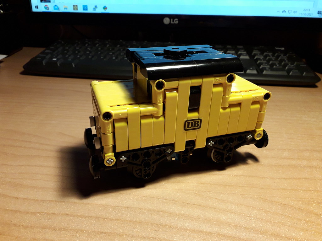 Octrainber 2021 - Spielzeug Lokomotive - Mock-up Yellow Body
