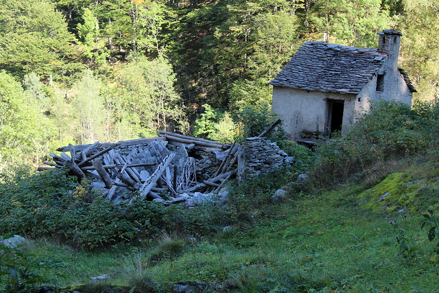Ruine der Goldmine Gondo ( 1660 bis 1691 Hochblüte - Ende nach Konkurs 1897 - Bergwerk Bergbau Mine ) als Erinnerung an die Hochblüte des Goldrausch im Zwischbergental ob Gondo in den Walliser Alpen - Alps im Kanton Wallis - Valais der Schweiz