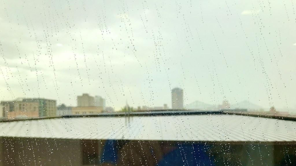 Derrière le rideau de pluie : un aperçu de Montréal...