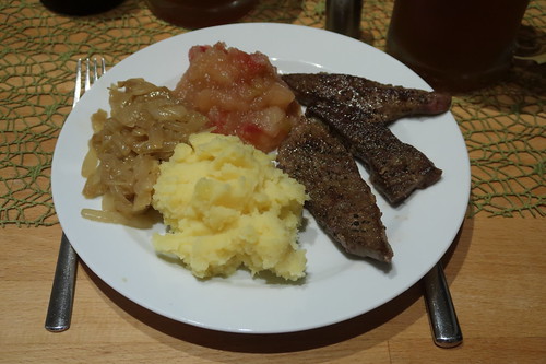 Rinderleber mit Apfelkompott, geschmorten Zwiebeln und Kartoffelstampf (mein Teller)