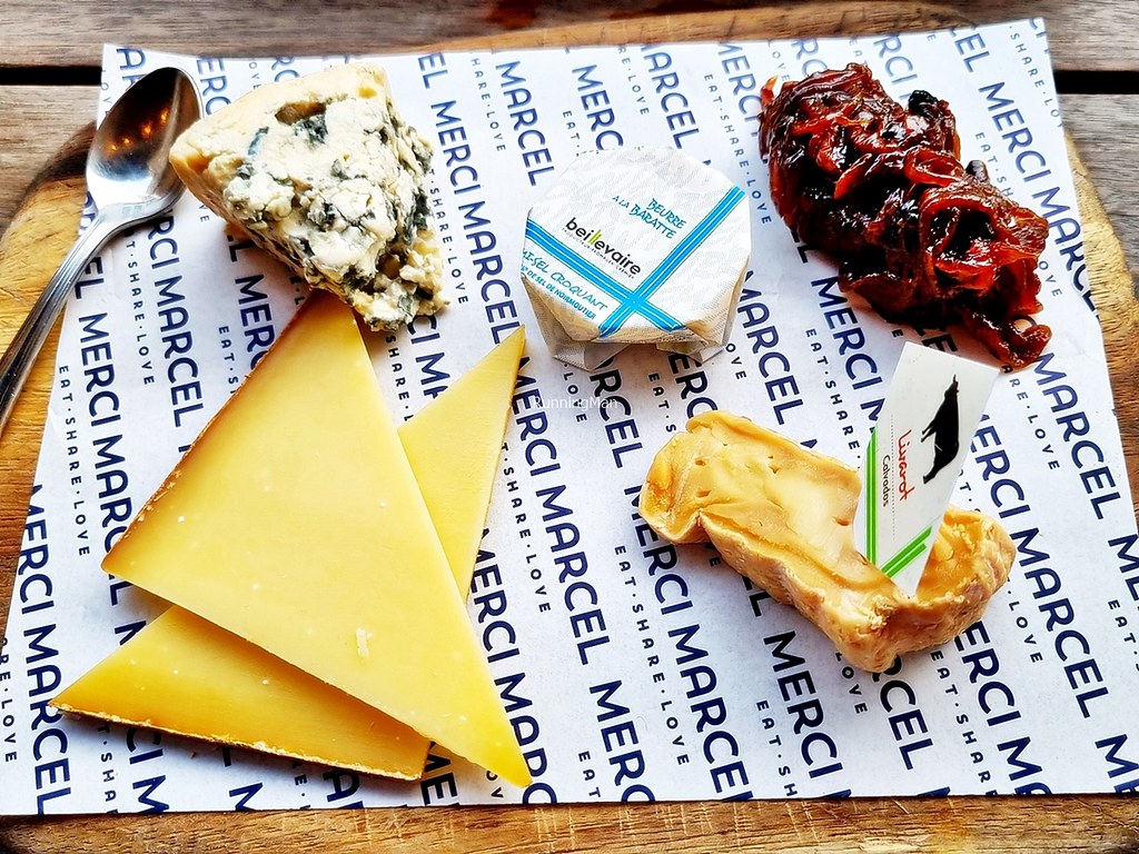 3 Cheese Board - Bleu D'Auvergne, Livarot, Comté With Caramelised Onions & Beillevaire Butter