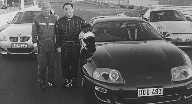 1978年Akio即跟著主測試車手成瀨 弘學習車輛開發。
