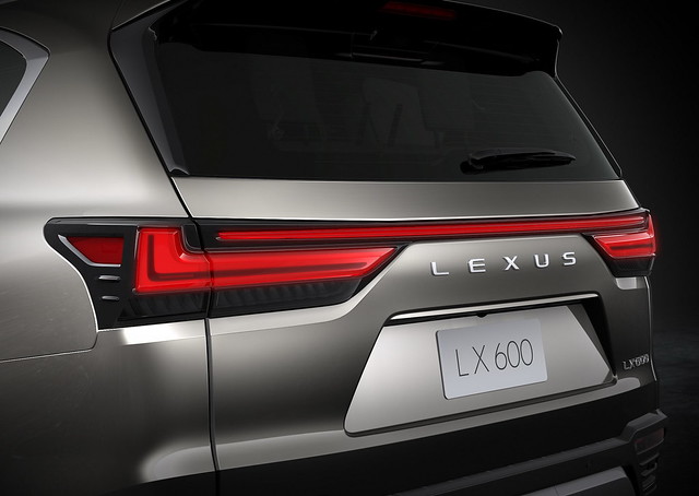 2022-Lexus-LX-600-19