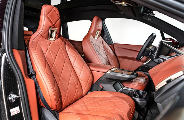 [新聞照片八] 全新一體式真皮座椅結合菱格紋設計，演繹BMW的極致細膩與豪華