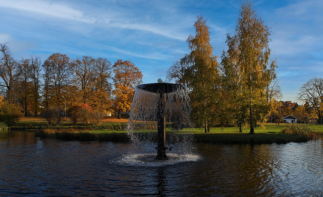 Höstlöv, fontän, Säfstaholms Slott, Vingåker, 2018-10-14