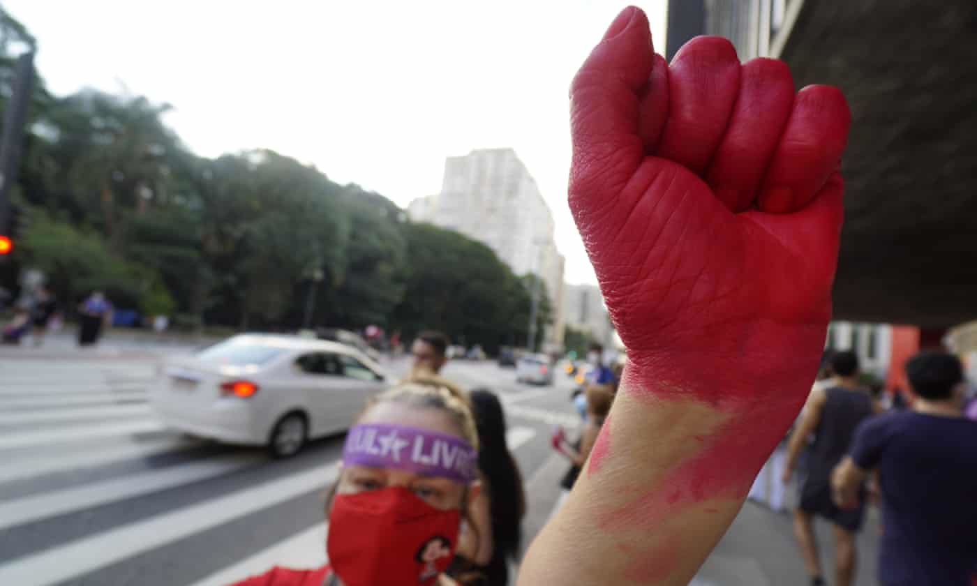 巴西行動人士要求總統波索納洛取消否決免費衛生棉的決定。圖為今年國際婦女節在聖保羅的抗議行動。（圖片來源：衛報）