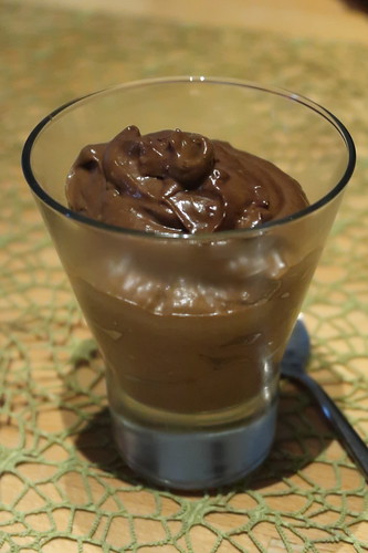 Mein Glas vom veganen Schokoladenmousse (Dessert aus Avocado, Kakao und Bananen)