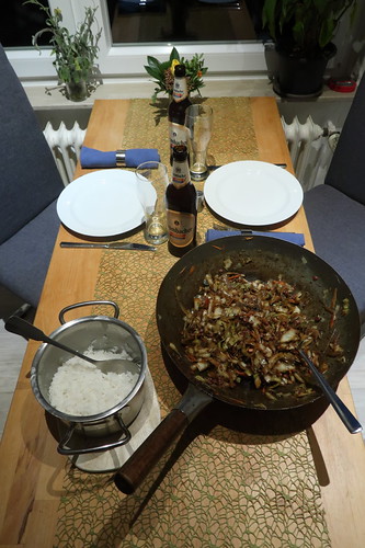 Pfannengericht mit Weißkohl, Möhren und Speck zu Reis (Tischbild)