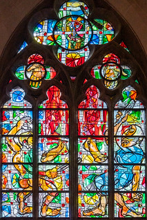 Von Markus Lüpertz entworfenes Fenster für die Brauerkapelle im nördlichen Seitenschiff