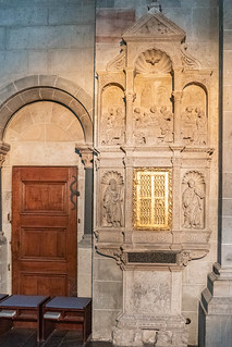 Sakramentshäusschen im Stil der Renaissance, um 1550, Darstellungen von St. Andreas und St. Matthäus neben dem Tabernakelschrank, darüber Abendmahlszene unter Taube des Heiligen Geistes
