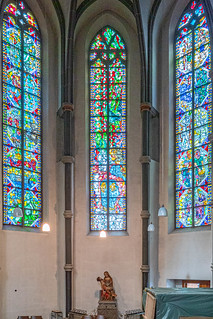Von Markus Lüpertz entworfene Fenster im Marienchor des nördlichen Querschiffes