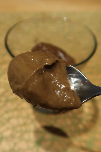 Löffel vom veganen Schokoladenmousse (Dessert aus Avocado, Kakao und Bananen)