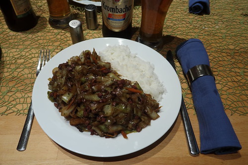 Pfannengericht mit Weißkohl, Möhren und Speck zu Reis (mein Teller)