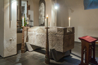 Römischer Sarkophag mit Gebeinen Albertus Magnus in der Krypta St. Andreas