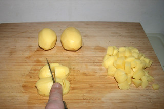 12 - Dice potatoes coarsely / Kartoffeln grob würfeln