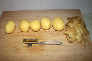11 - Peel potatoes / Kartoffeln schälen