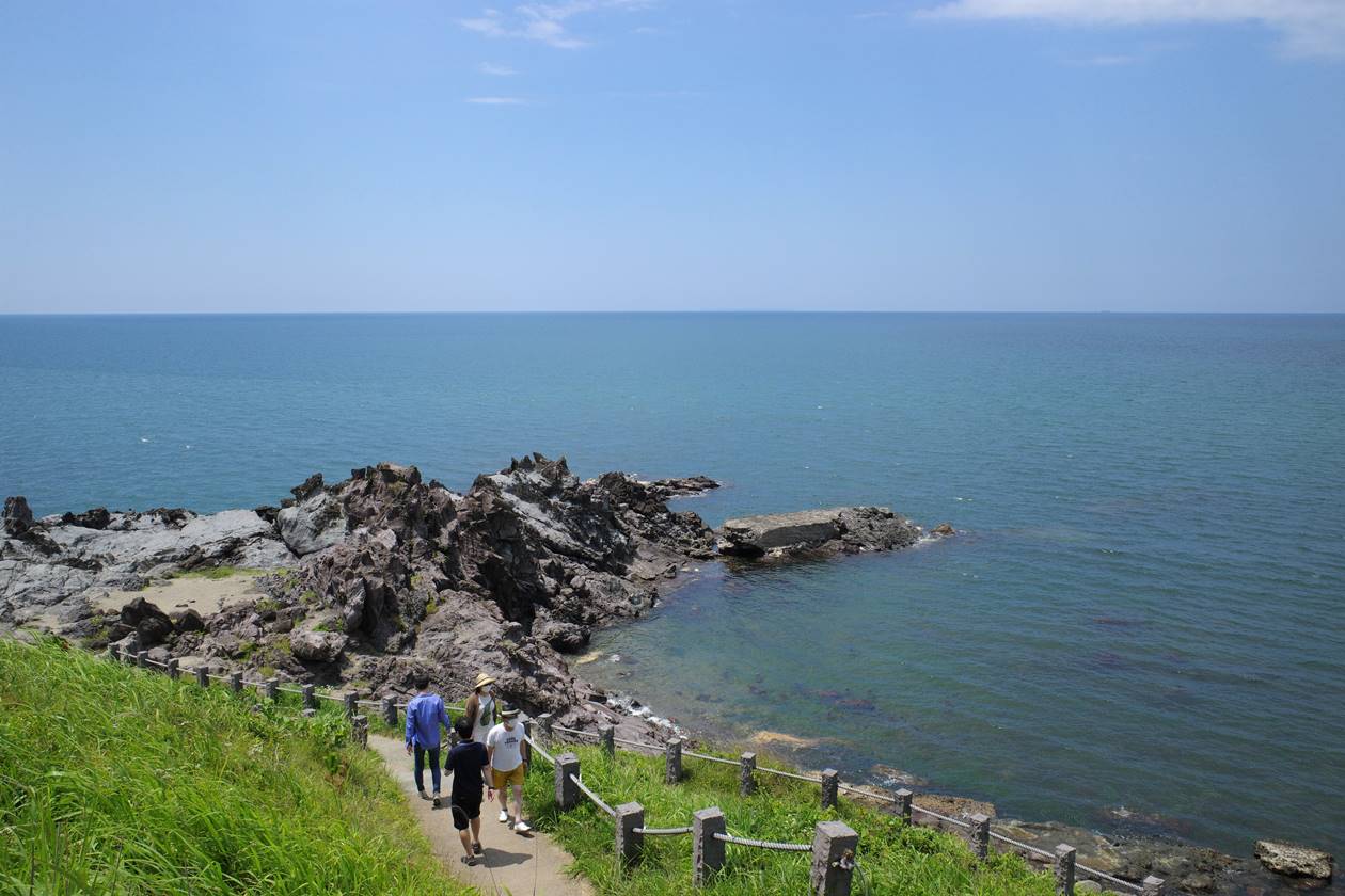 山形・十六羅漢岩と日本海