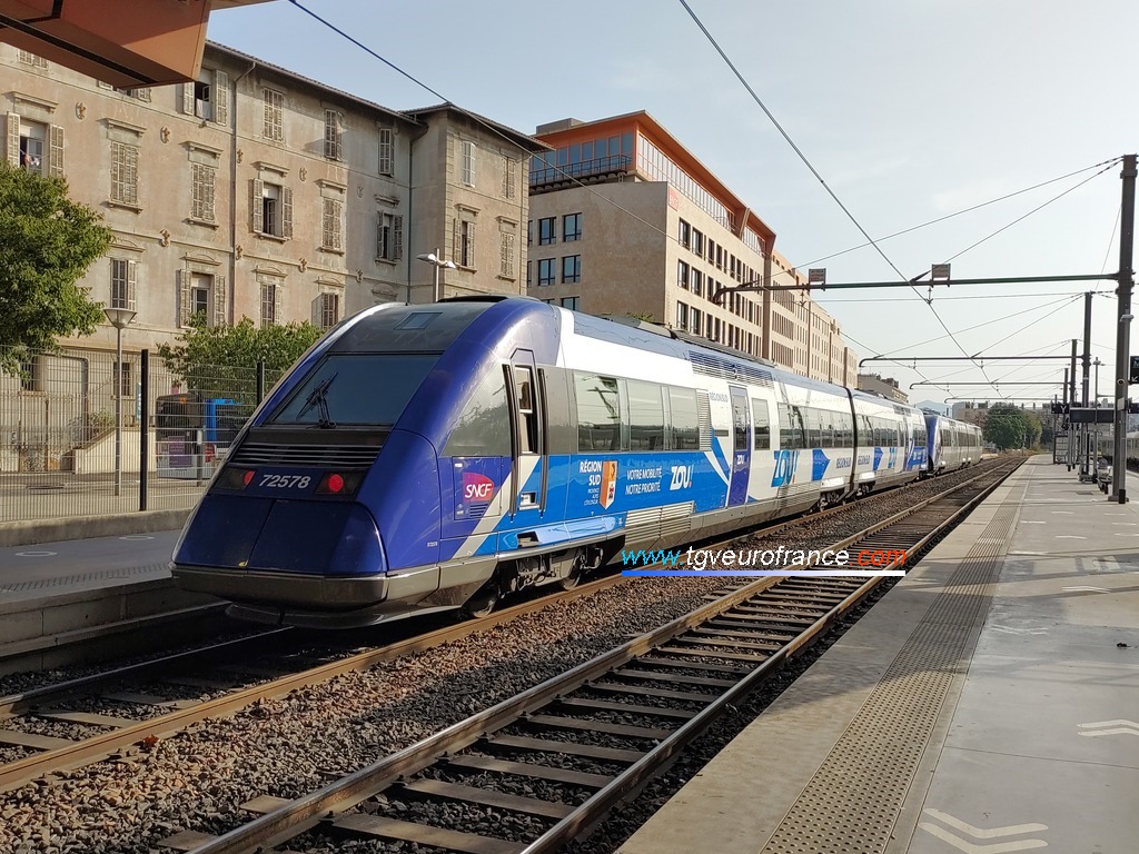 L'autorail Diesel XTER X72577-X72578 Alstom arborant la nouvelle livrée ZOU! de la Région Sud Provence-Alpes-Côte d'Azur