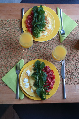Omeletts mit Ziegenfrischkäse, Tomaten und Rucola