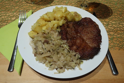 Nackensteak mit 'Bayrisch Kraut' und 'Kartoffeln, wie Annmarie sie zubereitet' (mein Teller)