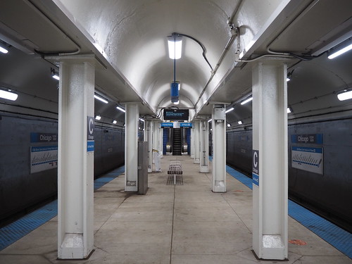 Platform at Chicago (Blue), looking northwest