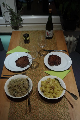 Nackensteaks mit 'Bayrisch Kraut' und 'Kartoffeln, wie Annmarie sie zubereitet' (Tischbild)