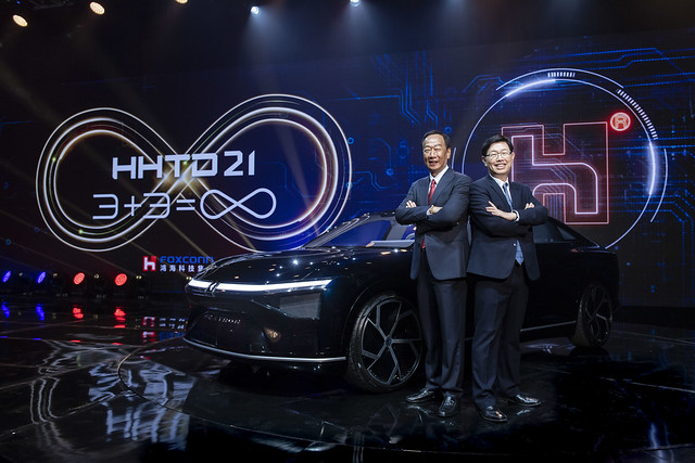 鴻海郭台銘創辦人與劉揚偉董事長一同於Model E科技創新的豪華旗艦轎車前合影