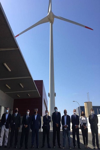 Foto de familia tras la inauguración del aerogenerador (Foto: Canarias7)