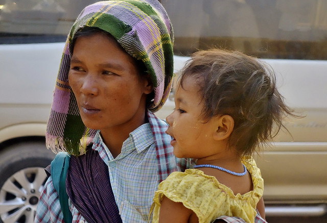 MYANMAR, Burma -   Bagan , Junge Frau mit Kind ,  78496/20093