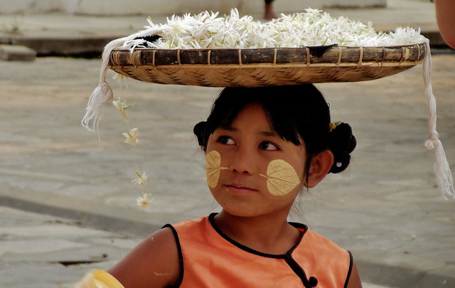 MYANMAR, Burma -  Mandalay , rund um die Kuthodaw-Pagode, junges Mädchen  mit Thanaka-Bemalung ,  78498/20095