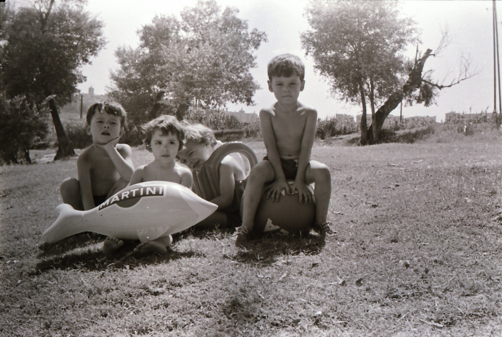 Niños en la orilla del Tajo en Toledo junto a la playa de Safont y la presa del Corregidor hacia 1965. Negativos donados por los hermanos Caballero