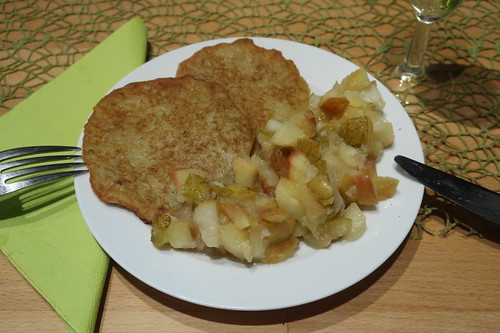 Reibekuchen mit Apfel-Birnen-Kompott (mein Teller)