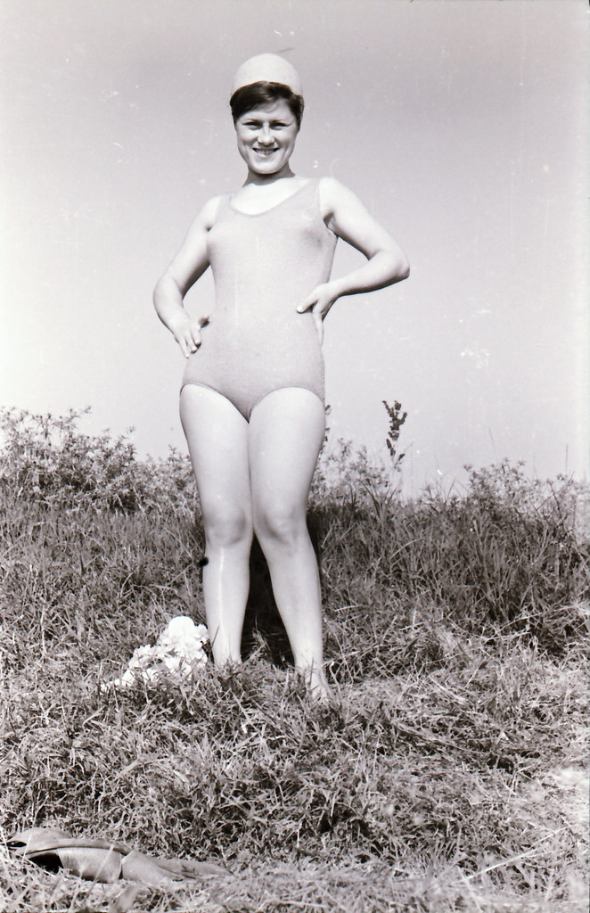 Toledana en bañador en el río Tajo en la playa de Safont hacia 1965. Negativos donados por los hermanos Caballero