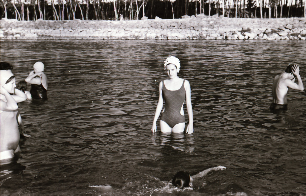 Toledanos bañándose en el río Tajo en la playa de Safont hacia 1965. Negativos donados por los hermanos Caballero