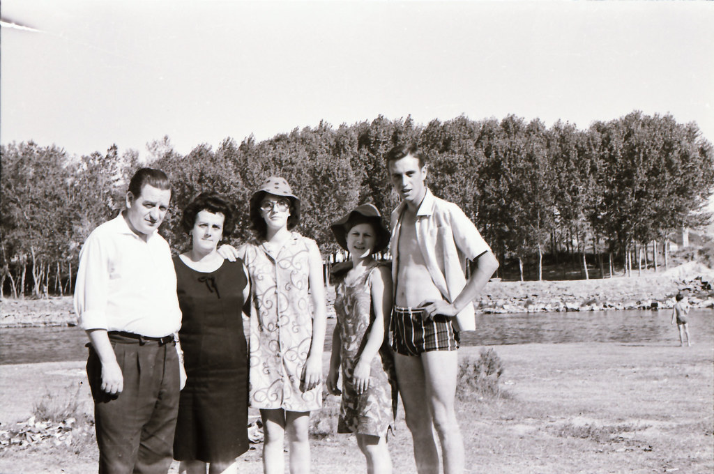 Toledanos junto al río Tajo en la playa de Safont hacia 1965. Negativos donados por los hermanos Caballero