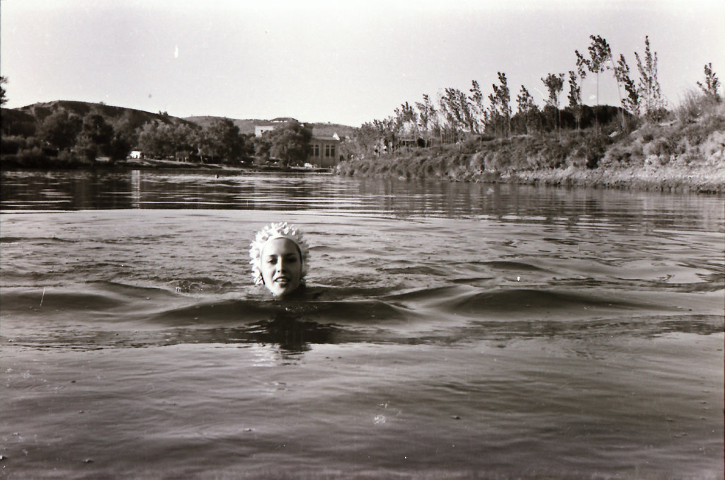 Toledana bañándose en el río Tajo en la playa de Safont hacia 1965. Negativos donados por los hermanos Caballero