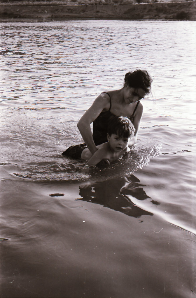 Toledanos bañándose en el río Tajo en la playa de Safont hacia 1965. Negativos donados por los hermanos Caballero