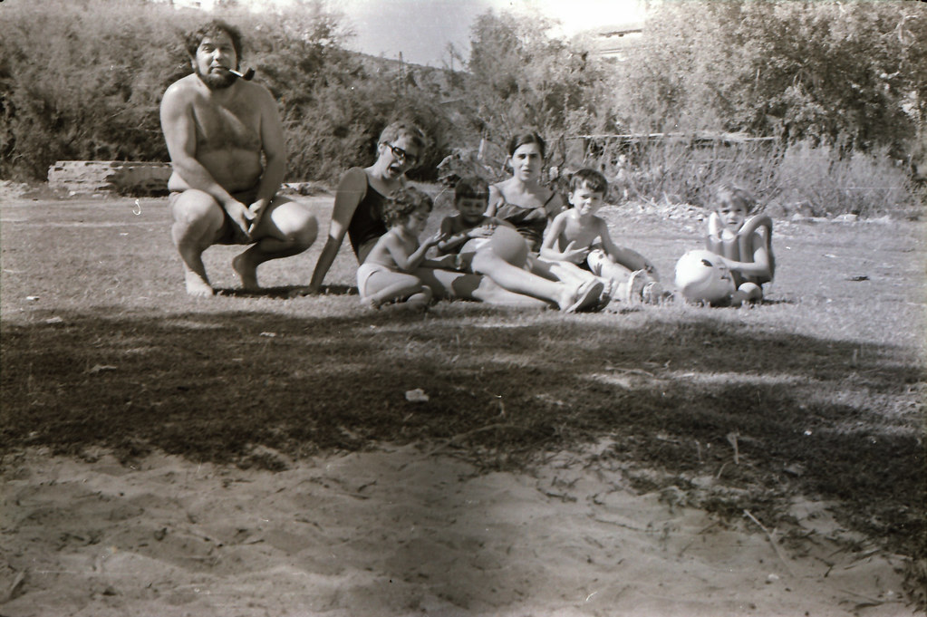 Niños y mayores en la orilla del Tajo en Toledo junto a la playa de Safont y la presa del Corregidor hacia 1965. Negativos donados por los hermanos Caballero
