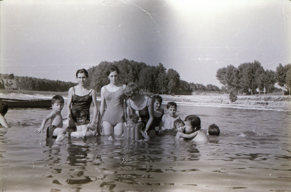 Niños y mayores bañándose en el Tajo en Toledo junto a la playa de Safont y la presa del Corregidor hacia 1965.  Negativos donados por los hermanos Caballero