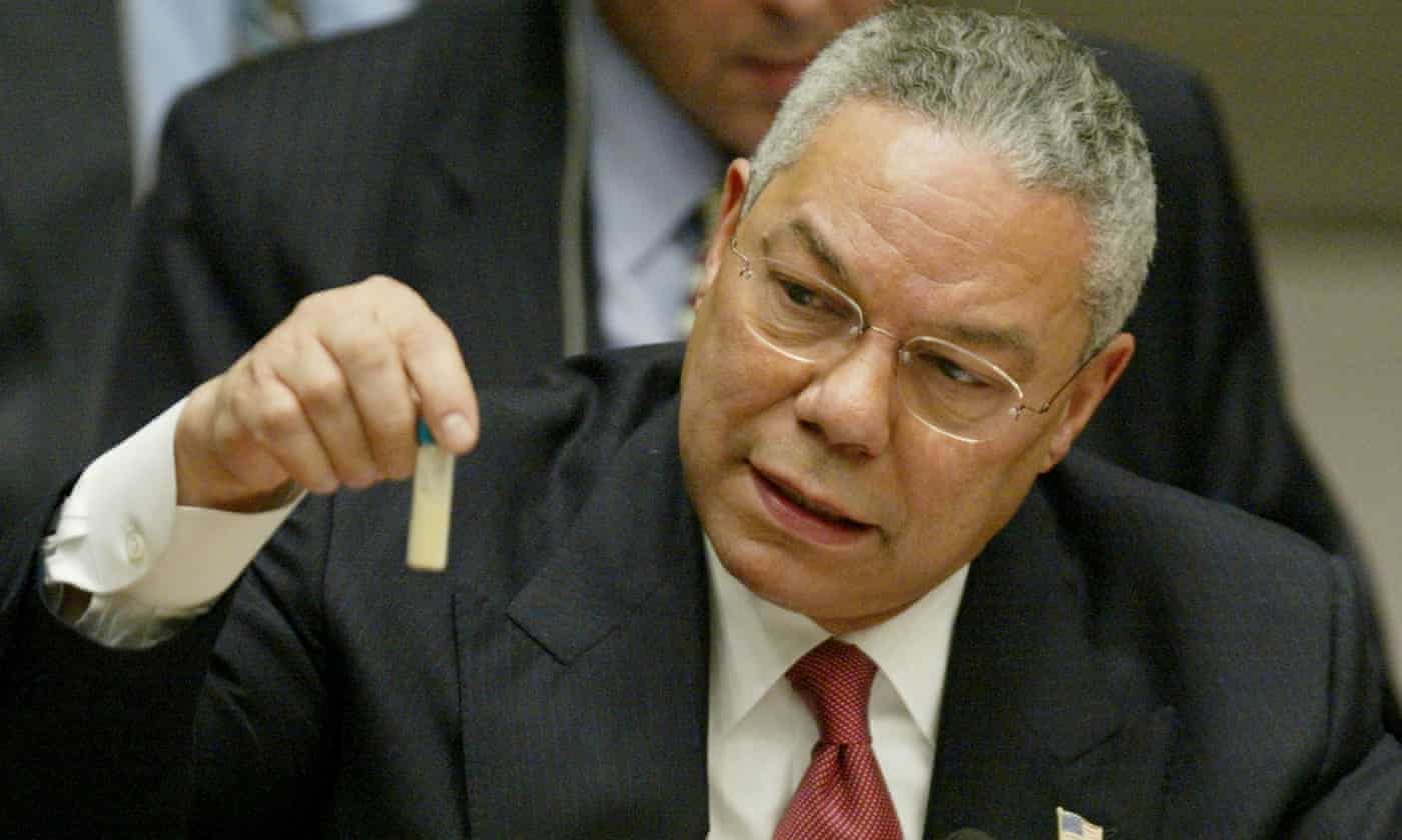 鮑爾 2003 年在聯合國安理會發表演控訴伊拉克擁有大規模毀滅武器，並拿出玻璃瓶宣稱內含炭疽病毒。（圖片來源：衛報）