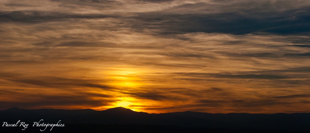 Vu de la Tour d'Albon, coucher de Soleil sur les Monts d'Ardèche (2021:10:13 18:30:17)   .