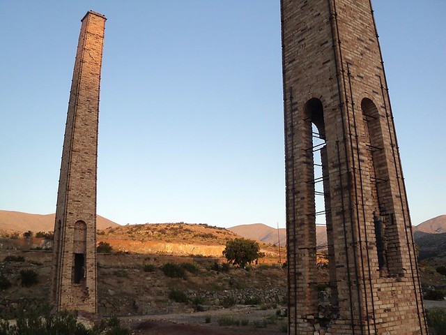 torres de la Fundición de Labrar.  Torres de Labrar construidas en 1846 , cerca de Freirina. Se estima que el cierre de la industria en Labrar ocurrió en 1895.