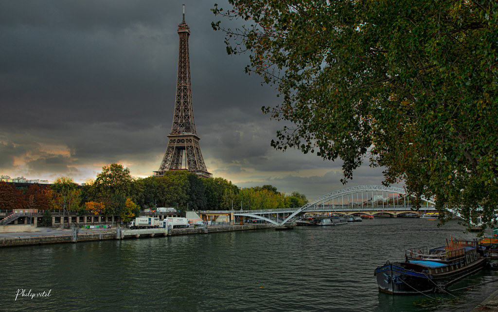 Passerelle Debilly et tour Eiffel avant l'orage