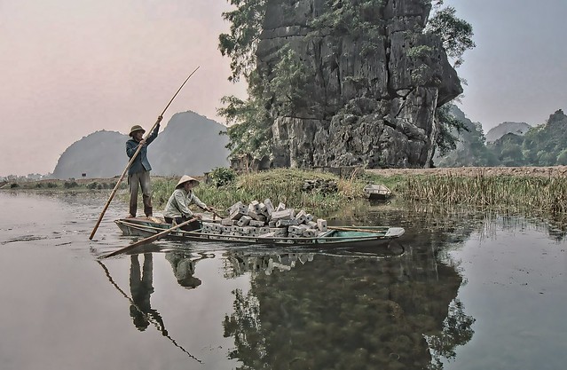 Vietnam-Tran An Landscape, transport by sampan