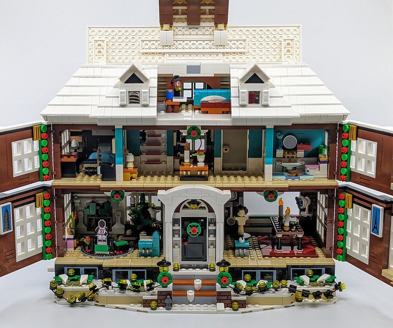 LEGO Home Alone Exterior_165602509