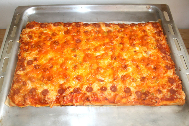 01 - Pizza salami onion bell pepper - Finished baking / Pizza Salami Zwiebel Paprika - Fertig gebacken