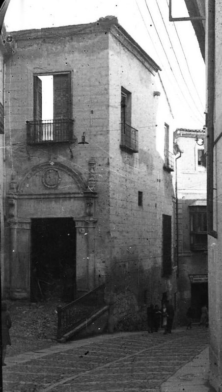 Palacio de la Trinidad o de los Condes de Oñate. Inicio de la reforma de la puerta principal en 1947. Foto. Col. J.L. Isabel Sánchez