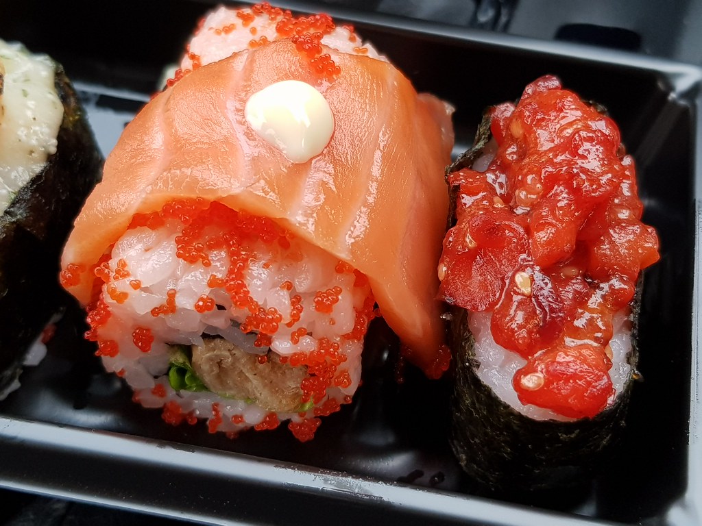 三文魚捲 Salmon Roll rm$2.90 & 風味小章魚壽司 Chuka Iidako rm$1.90 @ 壽司王 Sushi King Kiosk Petronas Station USJ20