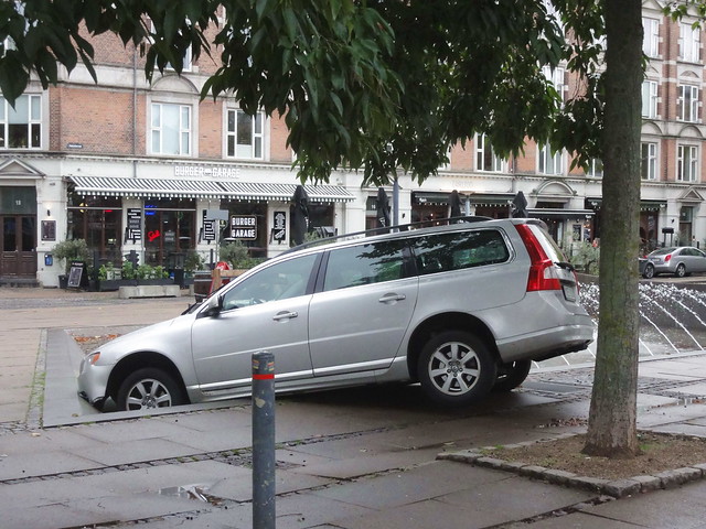Swedish registered Volvo V70 MEE834 has gone into a fountain outside Copenhagen´s Mikkeller Octoberfest and opposite a Police station